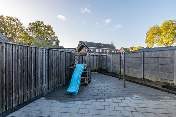 Foto - Verkocht onder voorbehoud: Instapklare gemoderniseerde hoekwoning uit 1920 met 4 slaapkamers, aanbouw met leef keuken en bijkeuken, eigen oprit (2 auto's) en een onderhoudsvriendelijke tuin gelegen op het Zuiden.
